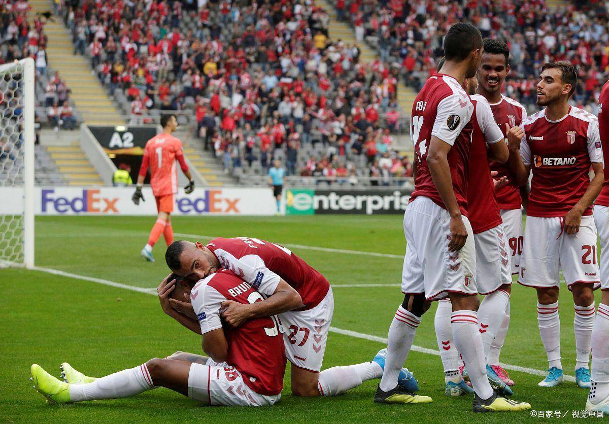 赛前葡超焦点战，里昂造点机会，压力陡增，团队化学反应显著(形容赛场拼搏的句子)