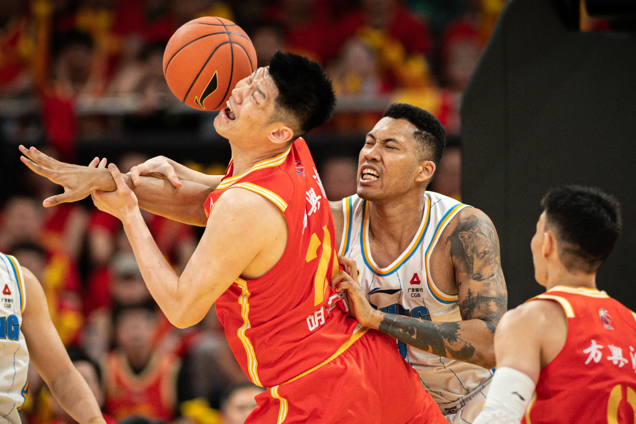 清晨CBA常规赛传出新动向，布莱顿豪取连胜，管理层表态——悬念犹存，轮换策略成焦点的简单介绍