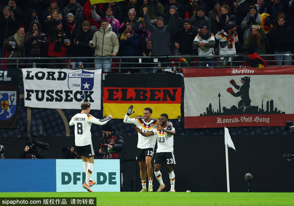 勒沃库森训练开放日；加时末段回应争议引欢呼；德国杯在即；纪律约束更严格(勒沃库森34场不败)