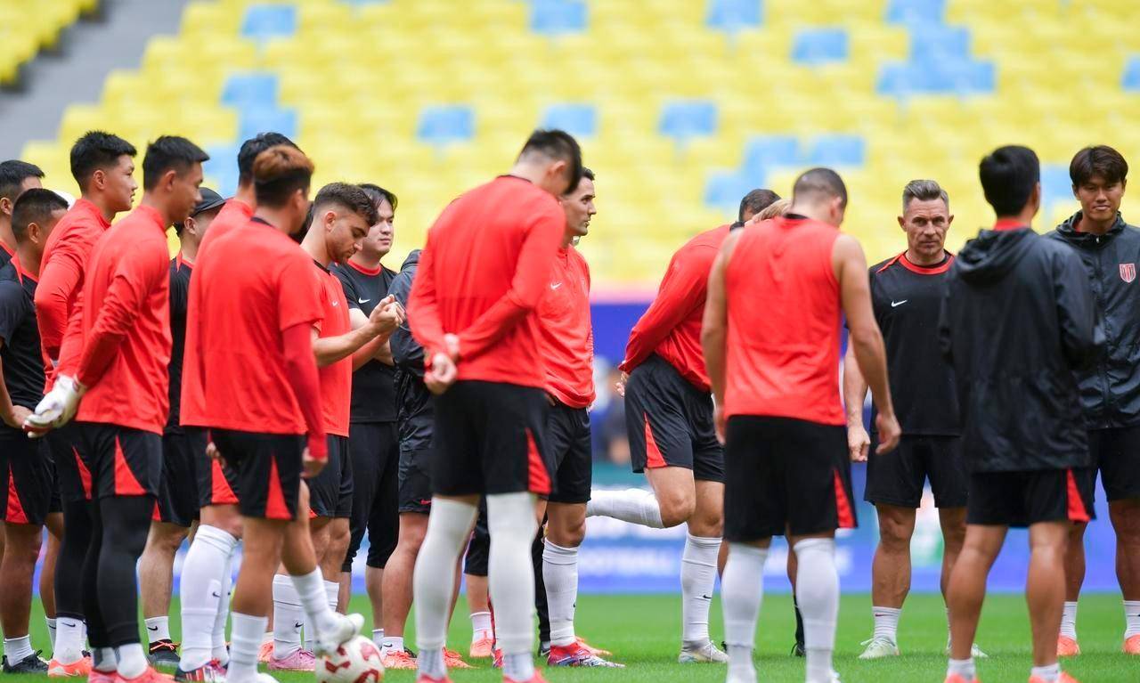 转会期体能课后；瓦伦西亚外线爆发备战亚冠；话题不断；赛程密集仍需轮换的简单介绍