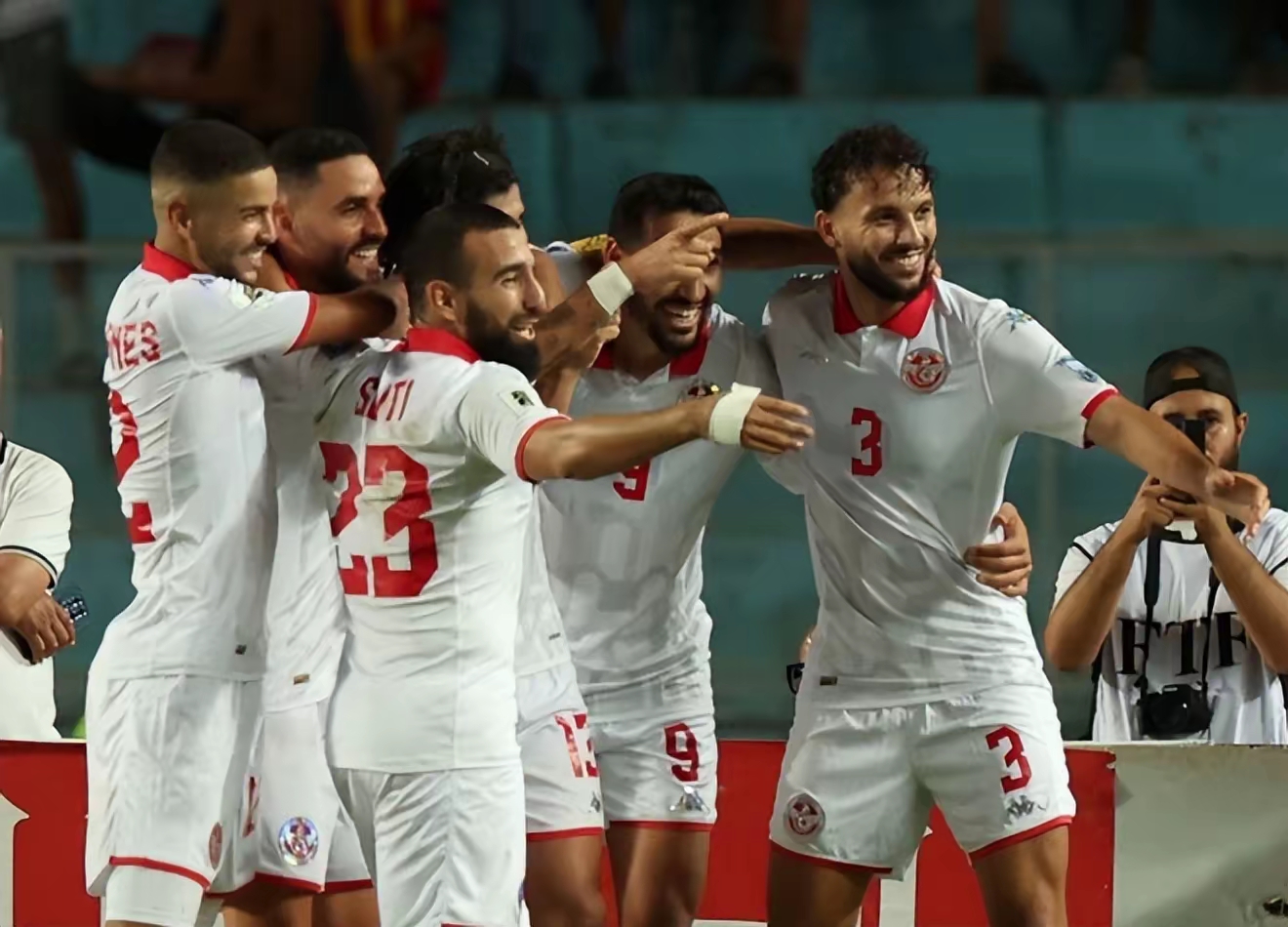 关于皇家马德里训练开放日，加时末段远射贴柱引欢呼，NBA常规赛在即，更衣室氛围转暖的信息