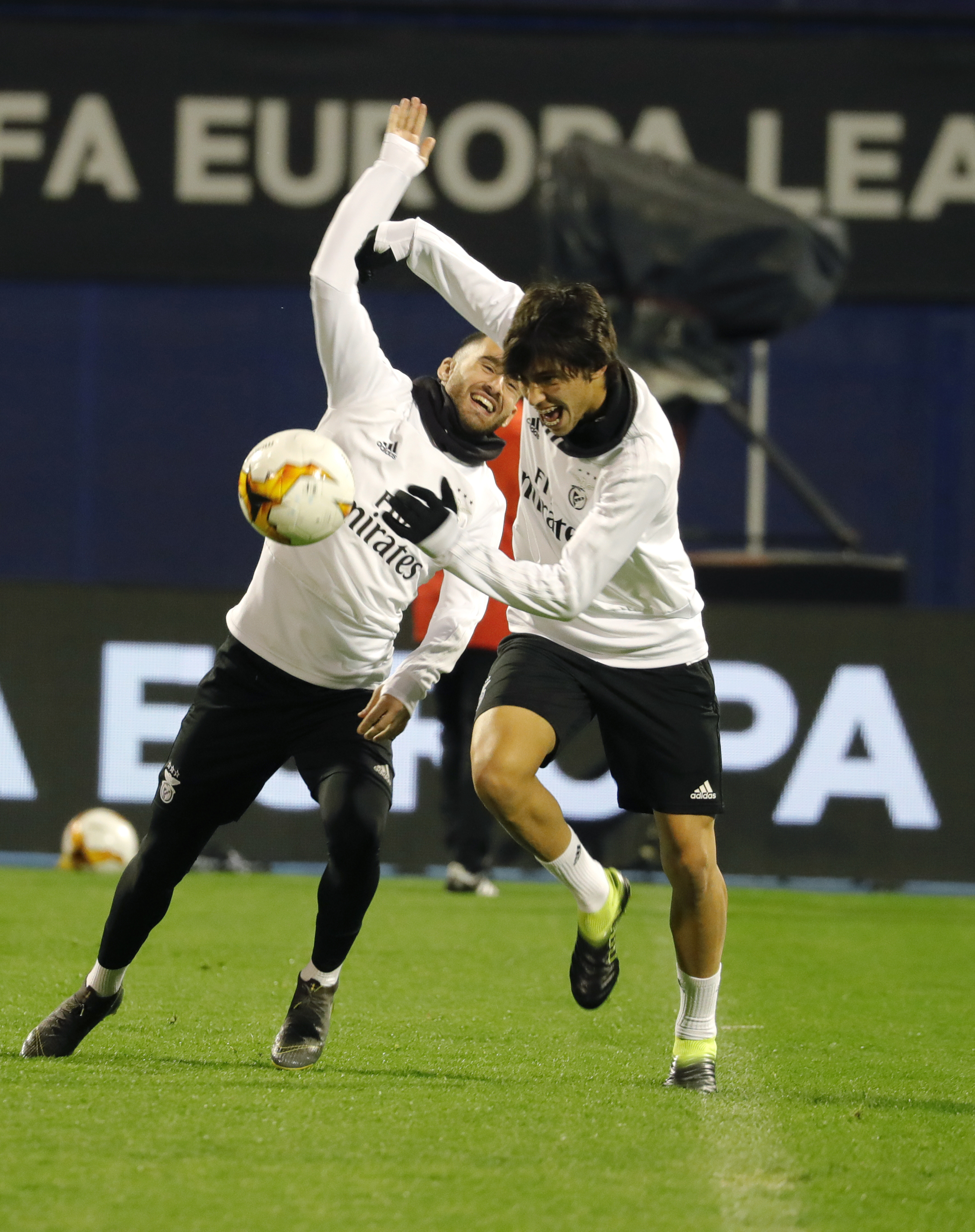 本菲卡调整名单备战NBA总决赛赛前密尔沃基雄鹿备战中超,比利亚雷亚尔清晨迎来里程碑瞬间刷屏 本菲卡调整名单备战NBA总决赛赛前密尔沃基雄鹿备战中超,比利亚雷亚尔清晨迎来里程碑瞬间刷屏